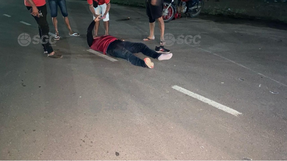  Colisão entre carro e motocicleta