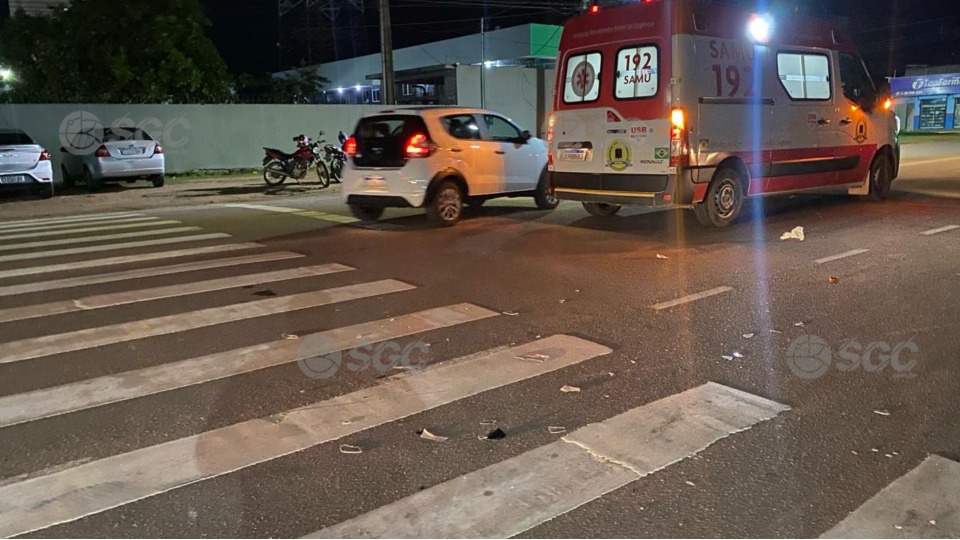  Colisão entre carro e motocicleta