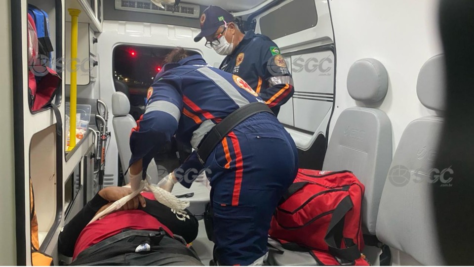  Colisão entre carro e motocicleta