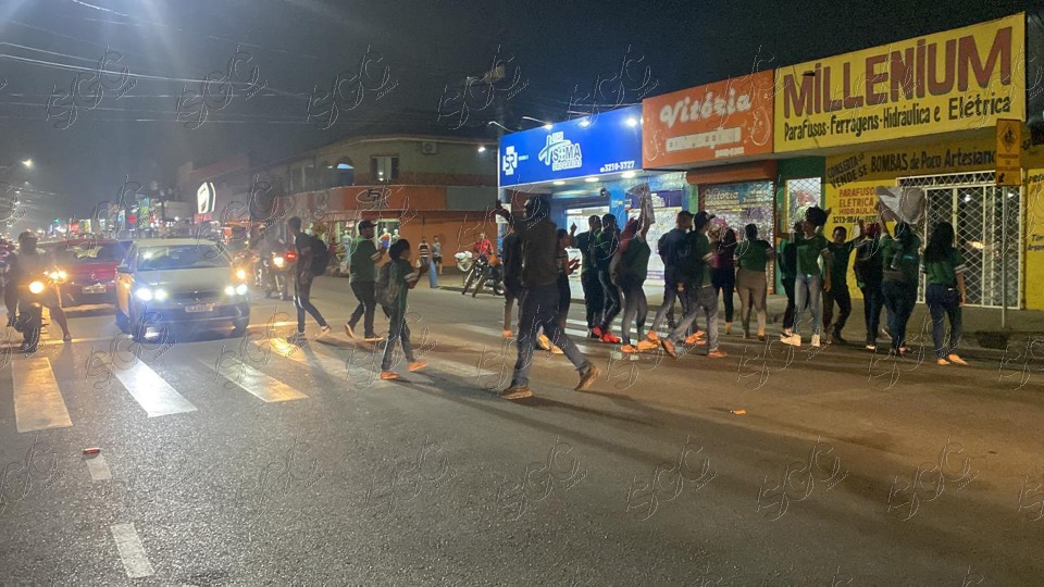 Estudantes de Porto Velho fazem protesto devido à falta de professores e merenda escolar
