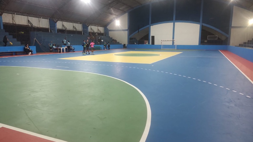 A quadra  recebeu pintura nova para atender diversas modalidades esportivas