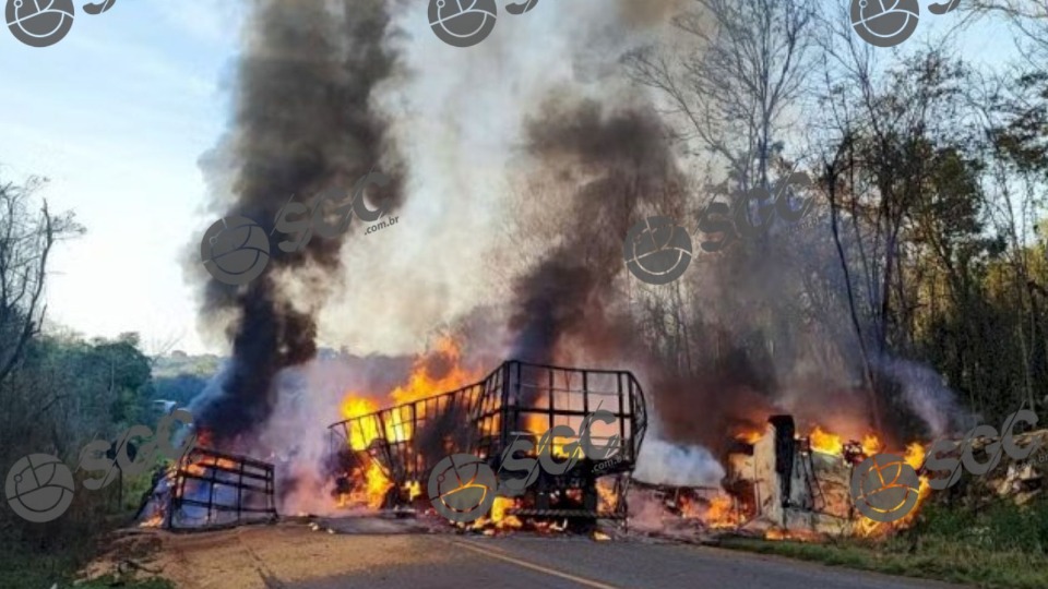 Vídeo: Motorista morre após grave acidente entre três carretas na BR