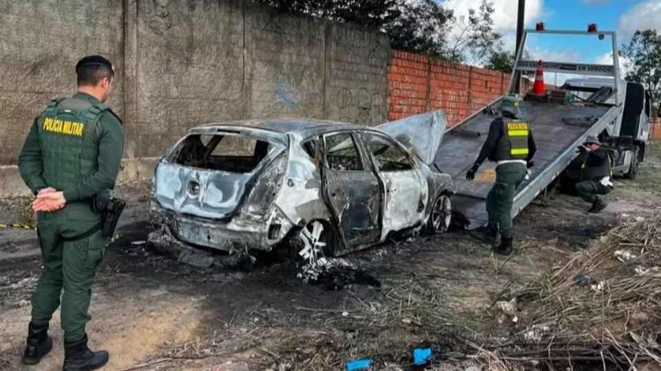 Corpo carbonizado é encontrado dentro de carro incendiado em Fortaleza