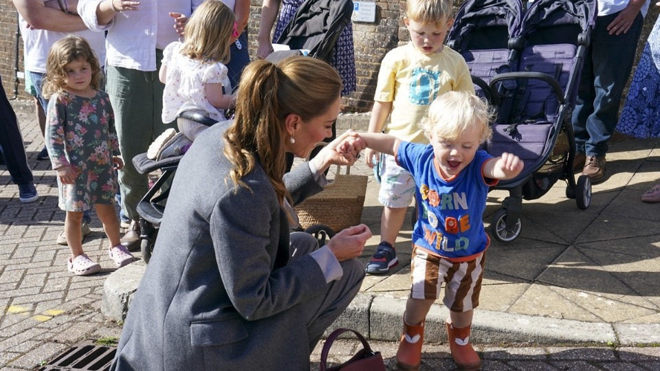 Kate Middleton brincou com crianças da vila que visitou